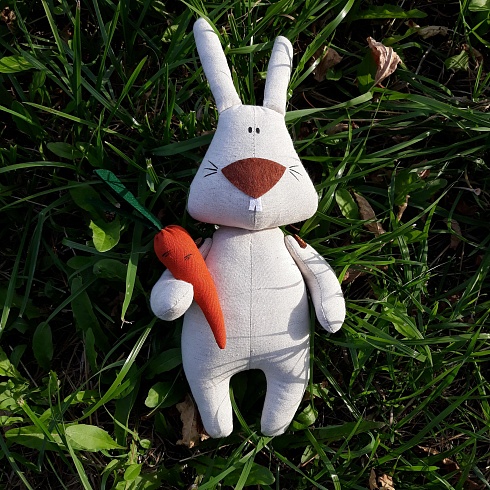 Заяц с морковкой.